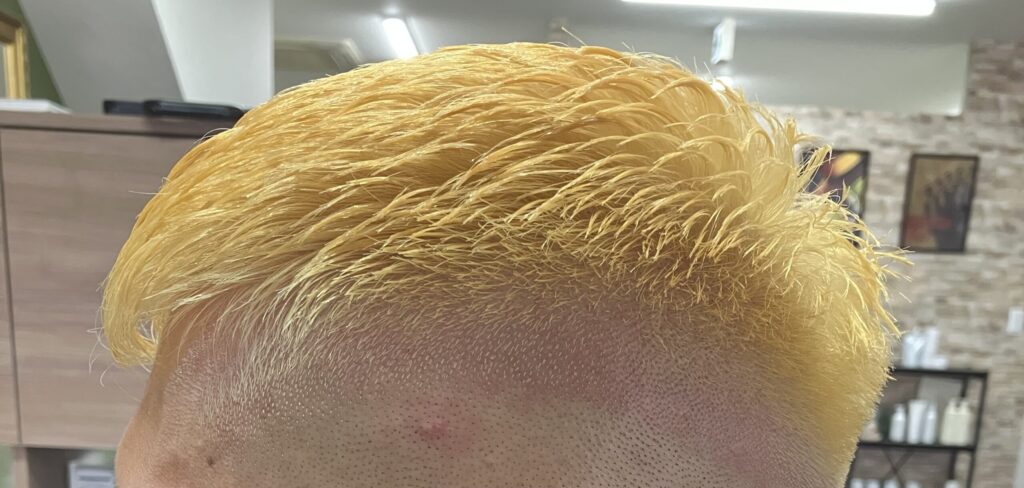 ダブルブリーチ後のアジア系男性のヘアカラー結果。明るいブロンド系の髪色スタイル。